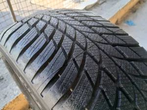 Bridgestone Blizzak LM-001  225/50 R17